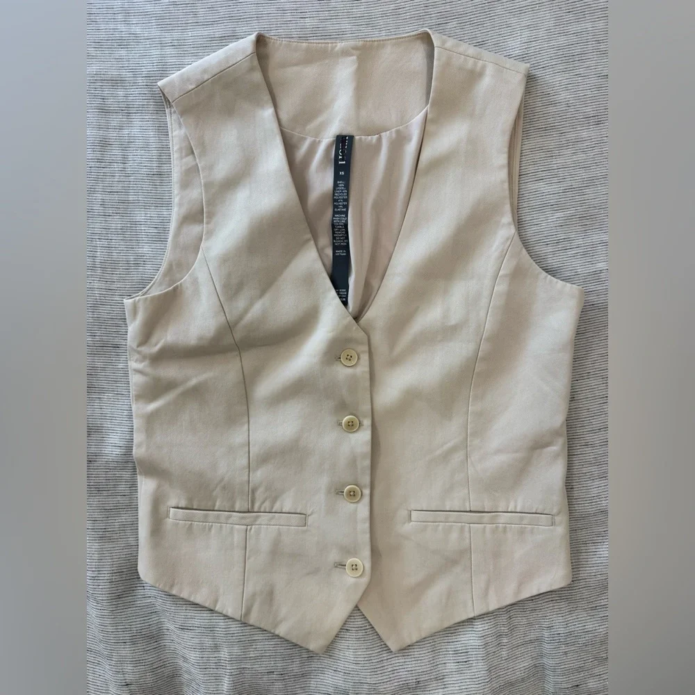 Vuori Women's Beige Coastline Vest. - Picture 1 of 5